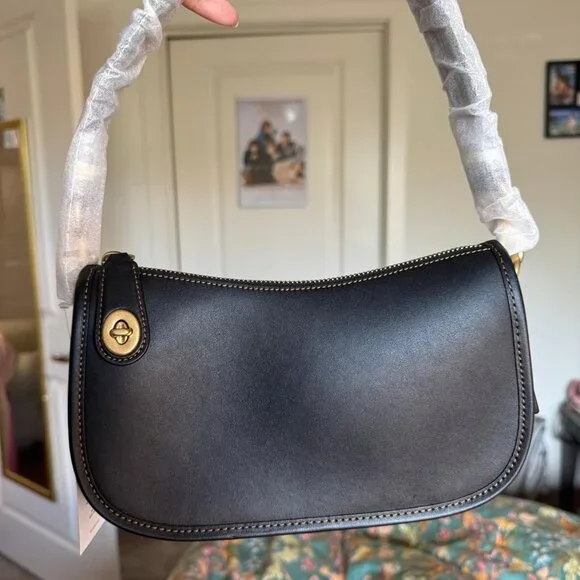 BNWT Coach Swinger - Picture 1 of 4